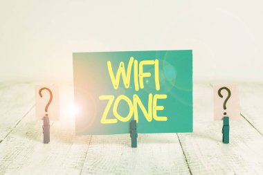 Wifi Bölgesi 'nde kelime yazarlığı. Kablosuz yüksek hızlı internet ve ağ bağlantıları sağlamak için iş konsepti Tahta masaya yerleştirilmiş kağıt ataçları ile karalanmış ve ufalanan sayfa.
