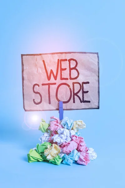 Texte d'écriture Word Web Store. Concept d'entreprise pour les consommateurs achètent directement des biens ou des services auprès d'un vendeur en ligne Rappel pile de papier froissé coloré pinces à linge rappel fond bleu . — Photo