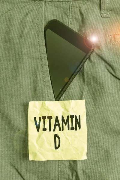 Kézírás szöveg írás D-vitamin Koncepció jelentése Tápanyag felelős növekvő bél felszívódás Okostelefon készülék belsejében formális munka nadrág elülső zseb mellett jegyzet papír. — Stock Fotó