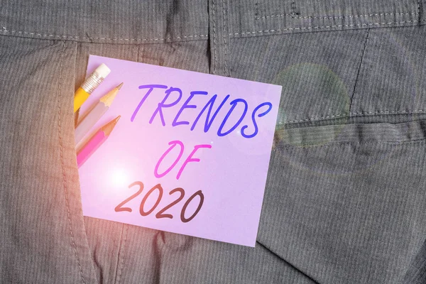 2020 Trends of 2020 'yi gösteren bir not. Mevcut yılda kısa bir süre için meşhur olan iş fotoğraflarının sergilenmesi. Pantolon cebinde ekipman ve mor not kağıdı bulunuyor.. — Stok fotoğraf