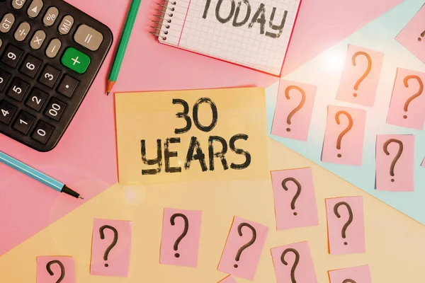 Konzeptionelle Handschrift, die 30 Jahre zeigt. Business Fototext Erinnerung oder Ehrung besonderer Tag für sein 30-jähriges Bestehen Mathematik-Zeug und Schreibgeräte auf pastellfarbenem Hintergrund. — Stockfoto