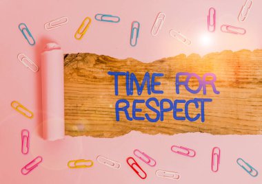 Saygı için el yazısı zamanı. Anlamı, herkesin seninle yüksekliğe dikkat etmesini istediğinde ataç ve karton yırtılması klasik tahta masa arkaplanının üzerine yerleştirilir..