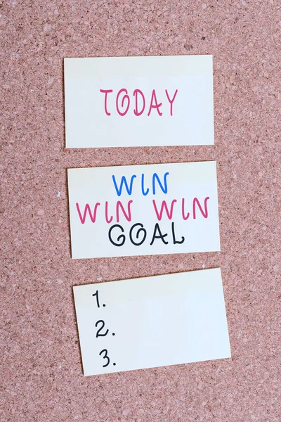 A Win Win Goal-t ábrázoló szöveg. Fogalmi fotó Megközelítés, amelynek célja, hogy kielégítse az összes érintett fél Függőleges üres matrica emlékeztető memo négyzet plakát parafa íróasztal papír. — Stock Fotó