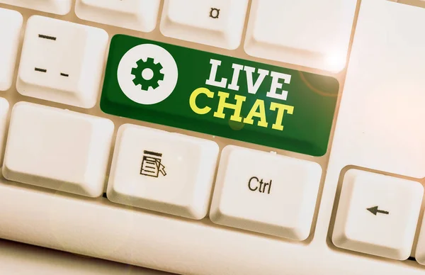 Pisanie notatki pokazującej Live Chat. Biznesowe zdjęcie pokazujące rozmowę z przyjacielem lub kimś przez internet i telefon PC Biała klawiatura PC z papieru notatkowego nad białym tle. — Zdjęcie stockowe