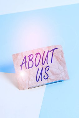 Bizim hakkımızda yazı yazmak. İş konsepti, yumuşak pastel çok renkli arka planda tampon kabloya yerleştirilmiş kağıt ile kimin veya neyin ilişkili ya da ne ile ilgili olduğunu tanıtmak için.