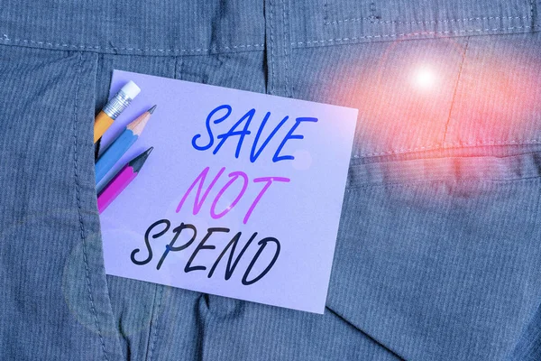 A Save Not Spend-et bemutató levél. Üzleti fotó bemutatása Pénzt tartani a befektetésre, ahelyett, hogy megvenné nem szükséges Írófelszerelés és lila bankjegy papír belső zsebében nadrág. — Stock Fotó