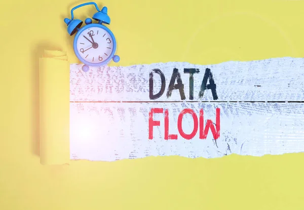 Escritura manual conceptual que muestra el flujo de datos. Texto de la foto de negocios el movimiento de los datos a través de un sistema compuesto por software Reloj despertador y cartón desgarrado sobre un fondo de mesa clásico de madera . —  Fotos de Stock