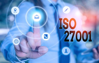 Iso 27001 'i gösteren not yazılıyor. Bir bilgi güvenlik analiz sistemi için iş fotoğrafı gösterme belirtimi.