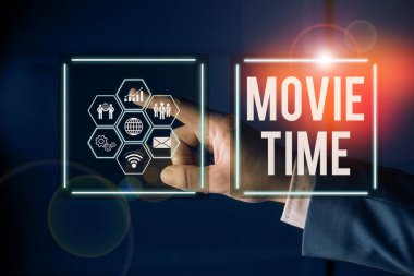 Film Zamanı 'nı gösteren bir not yazıyorum. Bir dizi ya da filmin modern akıllı aygıtla resim ağı şeması başlattığı planlanmış ya da gerçek saati gösteren iş fotoğrafı.