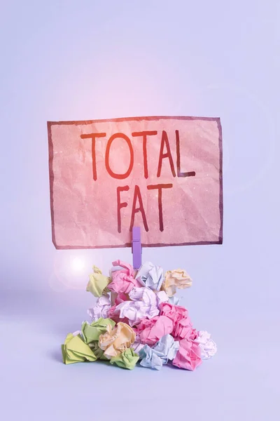 Tekst schrijven Total Fat. Business concept voor gecombineerde waarde van de verschillende soorten vet weergegeven op het label Herinnering stapel gekleurde verfrommeld papier wasknijper herinnering blauwe achtergrond. — Stockfoto