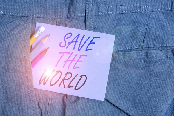 Escribiendo una nota que muestra Save The World. Exhibición de fotos de negocios Proteja el medio ambiente y la especie viva Ecosistema Equipo de escritura y papel de nota púrpura en el bolsillo interior de los pantalones . —  Fotos de Stock