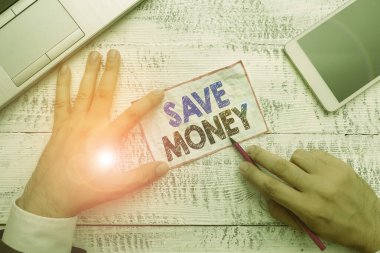 Kelime yazma metni Para Kaydet. Bir süre sonra kullanmak üzere her ay paranızın bir kısmını depolamak için iş konsepti. Yazma ekipmanı ve modern akıllı telefon cihazının yanında el yazısı kağıdı tutun..