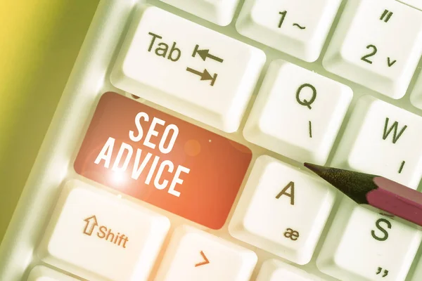 Texto de escritura de palabras Seo Advice. Concepto de negocio para orientación o recomendaciones en la mejora del motor de búsqueda Teclado de PC blanco con papel de nota vacío sobre el espacio de copia de la tecla de fondo blanco . —  Fotos de Stock