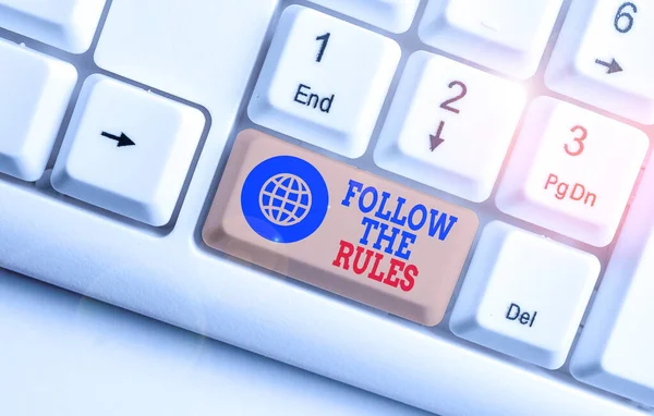 Konceptuell handstil som visar Follow The Rules. Business foto text beställa någon hålla sig till viss plats land guider strikta White pc tangentbord med anteckning papper ovanför den vita bakgrunden. — Stockfoto