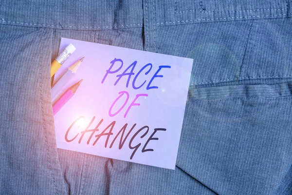 Píšu vzkaz ukazující Pace Of Change. Obchodní foto předvádění Posun v běžné rutině Změna v obvyklých činnostech Vybavení pro psaní a fialový poznámkový papír v kapse kalhot. — Stock fotografie