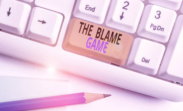 Woord schrijven tekst The Blame Game. Zakelijk concept voor Een situatie bij het tonen van een poging om elkaar de schuld te geven Witte pc toetsenbord met lege nota papier boven witte achtergrond toets kopieerruimte. — Stockfoto