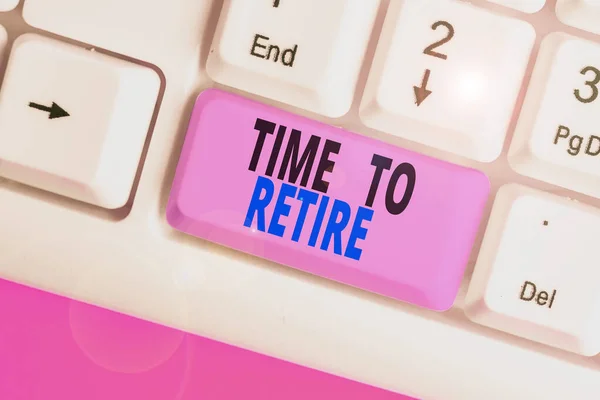 Escribiendo nota mostrando Tiempo para Retirarse. Exhibición de fotos de negocios Tome el estado de pensionista dejar de trabajar en ancianos lo suficientemente mayores . — Foto de Stock