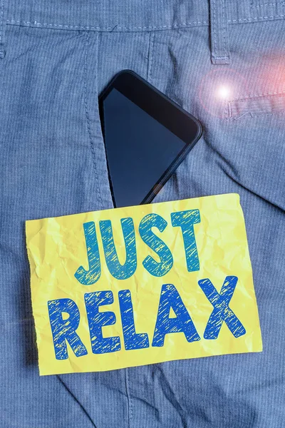Skriva lapp som visar Just Relax. Affärsfoto visa upp för att vila eller göra något som är roligt och stressfri Smartphone enhet inuti byxor främre ficka anteckningspapper. — Stockfoto