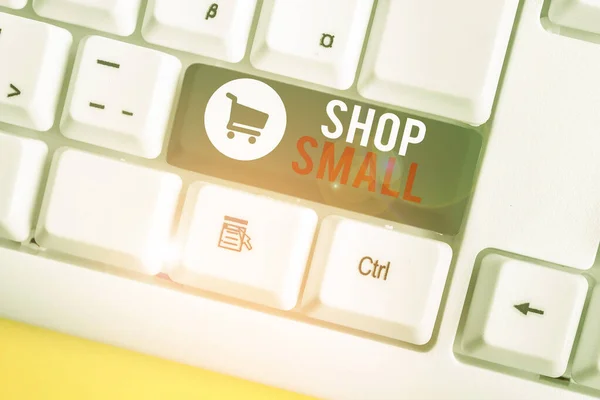 Εννοιολογική γραφή χέρι δείχνει Shop Small. Επαγγελματικό φωτογραφικό κείμενο πανεθνική κίνηση που γιορτάζει τις μικρές επιχειρήσεις κάθε μέρα Λευκό πληκτρολόγιο PC με χαρτί σημείωμα πάνω από το λευκό φόντο. — Φωτογραφία Αρχείου