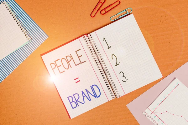 Konceptuální rukopis ukazující People Brand. Obchodní fotografie text Personal Branding Definování demonstračnosti prostřednictvím etiket Striped paperboard office study supplies chart. — Stock fotografie