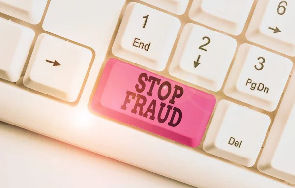 Texto de escritura de palabras Stop Fraud. Concepto de negocio para consejos de campaña que muestran a ver sus transacciones de dinero Teclado de PC blanco con papel de nota vacío sobre el espacio de copia de clave de fondo blanco . — Foto de Stock