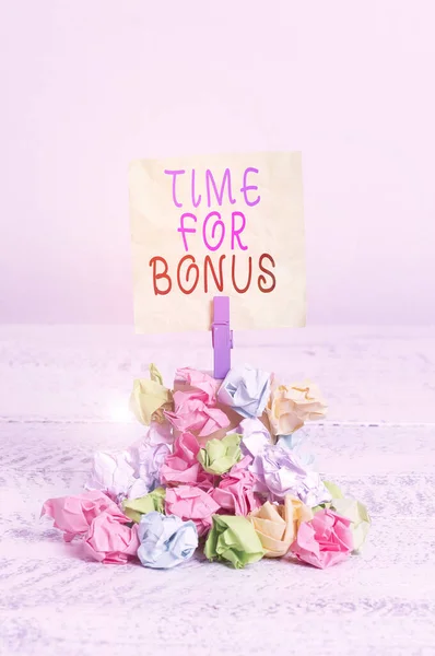 A Time For Bonus-t bemutató levél. Üzleti fotó bemutatása egy összeget hozzá egy bemutató s a bérek, mint a jutalom Emlékeztető halom színes gyűrött papír ruhacsap fa hely. — Stock Fotó