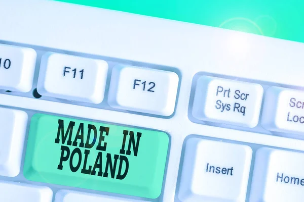 Escrita à mão conceitual mostrando Made In Poland. Foto de negócios mostrando um produto ou algo que é analisadosufacturado na Polônia . — Fotografia de Stock