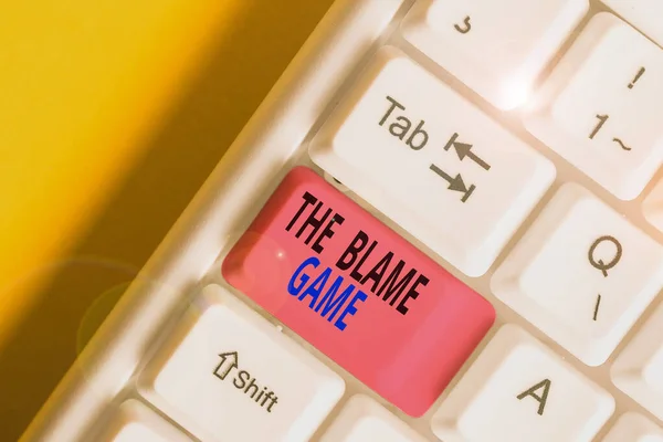 Handschrift tekst The Blame Game. Concept betekent Een situatie bij het tonen van een poging om elkaar de schuld te geven Witte pc toetsenbord met lege nota papier boven witte achtergrond toets kopieerruimte. — Stockfoto