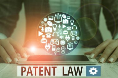 Patent Kanunu 'nu gösteren metin işareti. Bir mucitle kavramsal fotoğraf anlaşmaları, kendi icadını kullanma hakkına sahiptir..