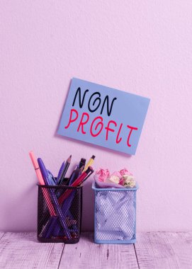 Non Profit 'i gösteren mesaj işareti. Sahiplerine kar getirmeyen kavramsal fotoğraf tipi bir organizasyon. Duvar İki Kalem Kalemi Kalemleri Kalemleri İsraf Kağıdı 'ndaki Mavi Yapışkan Kart..