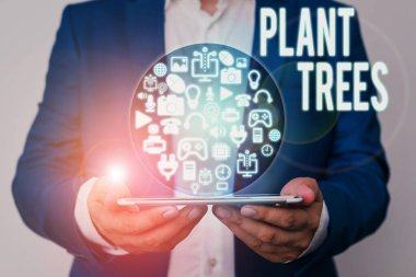 Bitki ağaçlarını gösteren bir not yazıyorum. Arazi ekimi ve ormancılık için ağaç dikme işlemi.