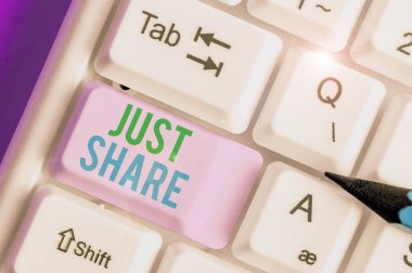 Sadece Paylaşım 'ı gösteren mesaj işareti. Kavramsal fotoğraf, başka biriyle aynı anda bir şeye sahip olmak ya da kullanmak..