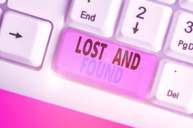 Kayıp Eşyalar Bürosu 'nu gösteren bir not yazıyorum. Unutulmuş şeyleri bulabileceğiniz iş fotoğraflama yeri Arama servisi.