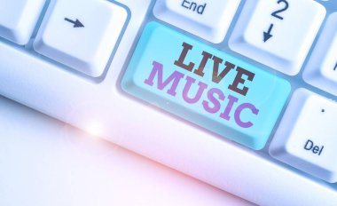 Metin yazmak Live Music. Bir ya da daha fazla şarkıcı ya da enstrümancı tarafından verilen performans analizi konsepti.