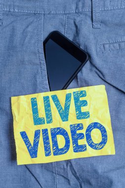 Canlı videoyu gösteren bir not yazıyorum. İş fotoğrafı gösterimi, pantolonun içindeki akıllı telefon cihazına canlı bir video ya da canlı yayın yapar..