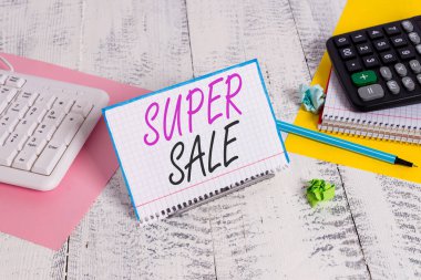 Mesajda Süper Satış 'ı gösteriyor. Seçili ürün ve hizmetlerde bilgisayar klavyesi ve matematik sayfaları arasında tampon kablo üzerinde istisnai indirimler sunan kavramsal fotoğraf.
