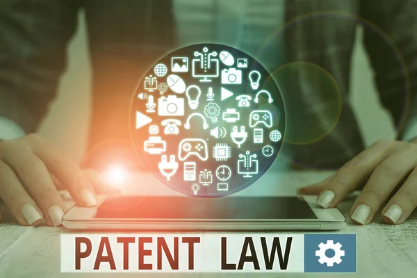 Signe texte montrant le droit des brevets. La photo conceptuelle traite avec un inventeur s est le droit exclusif d'utiliser sa propre invention . — Photo