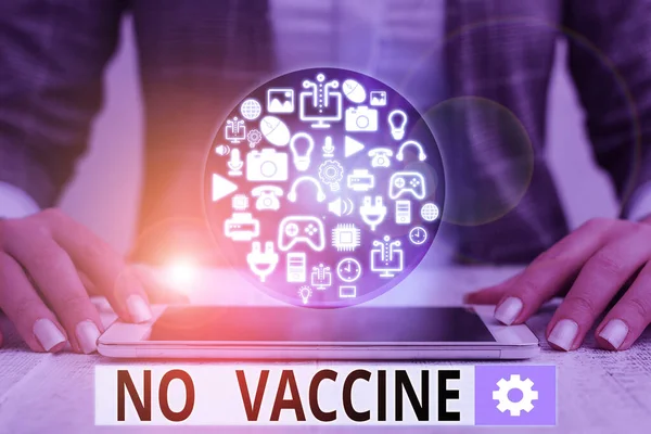 No Vaccine 을 표시하는 문자 표지판. 한 가지나 여러 가지 질병에 대한 면역을 제공하지 않는 수상쩍은 사진. — 스톡 사진