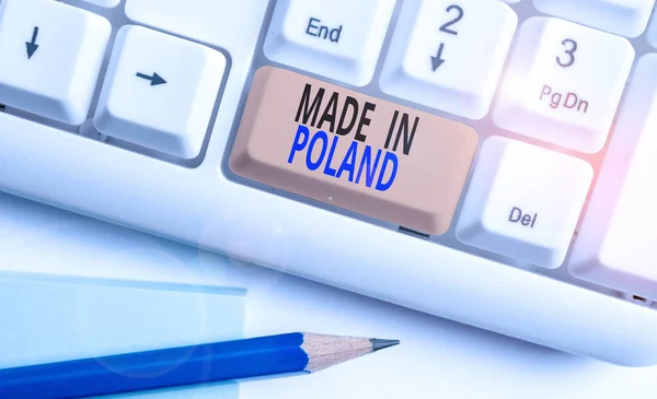 Texto de escrita de palavras Made In Poland. Conceito de negócio para um produto ou algo que é analisadosufacturizado na Polônia Teclado de PC branco com papel de nota vazio acima do espaço de cópia de chave de fundo branco . — Fotografia de Stock