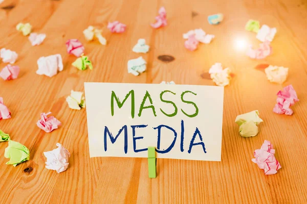 Scrittura concettuale a mano che mostra Mass Media. Business photo text Gruppo che mostra al pubblico notizie su ciò che sta accadendo Carte colorate spiegazzate pavimento in legno molletta . — Foto Stock