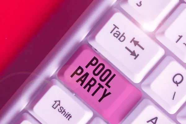 Tekst schrijven Pool Party. Bedrijfsconcept voor viering met activiteiten in een zwembad. — Stockfoto