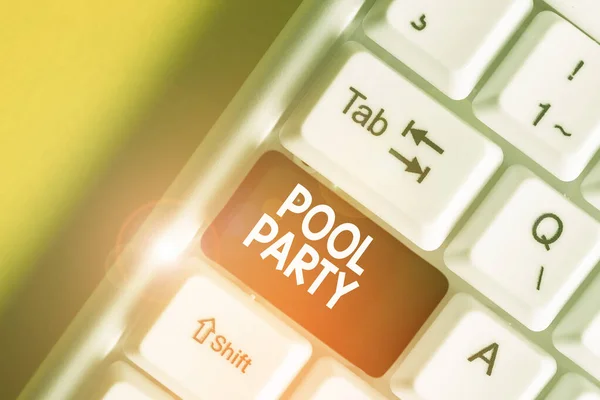 Tekstbord met Pool Party erop. Conceptuele foto viering die activiteiten in een zwembad omvat Witte pc toetsenbord met lege nota papier boven witte achtergrond sleutel kopieerruimte. — Stockfoto