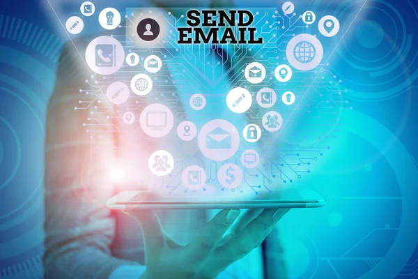 Εννοιολογική γραφή χεριών που δείχνει Αποστολή Email. Business photo κείμενο το σύστημα για τη χρήση των υπολογιστών για την αποστολή μηνυμάτων μέσω του διαδικτύου. — Φωτογραφία Αρχείου