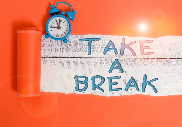 Manuscrito texto escrito Take A Break. Conceito significado Descansar Pare de fazer algo tempo de recreação saia do trabalho Relógio despertador e papelão rasgado colocado acima de um pano de fundo de mesa clássico de madeira . — Fotografia de Stock
