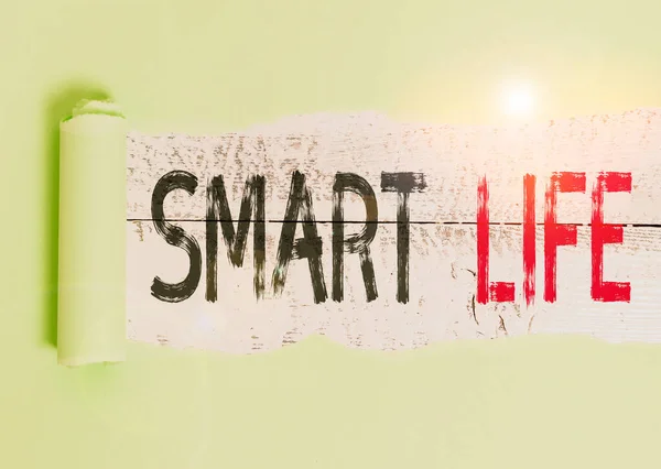 Escritura a mano conceptual que muestra Smart Life. Enfoque de exposición de fotos de negocios conceptualizado desde un marco de prevención y estilos de vida Cartón que se desgarra colocado sobre una mesa clásica de madera . — Foto de Stock