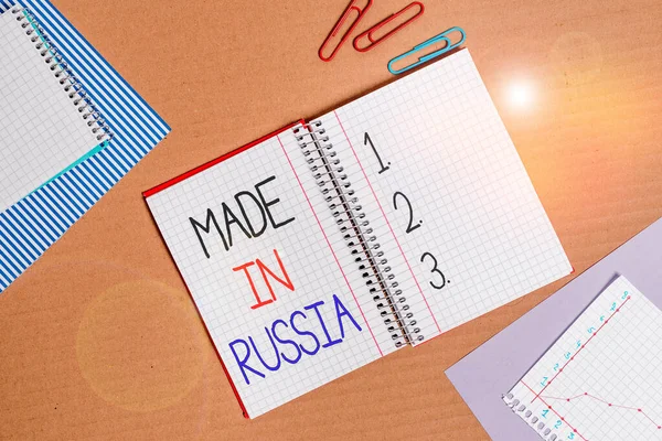 俄罗斯制造的概念手写体。在俄罗斯被分析的产品或东西条纹纸板写字板办公室学习图. — 图库照片