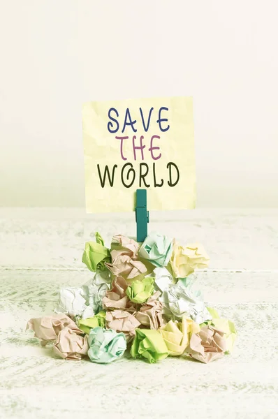 Escrevendo uma nota mostrando Save The World. Foto de negócios mostrando Proteja o meio ambiente e a espécie viva Ecossistema Lembrete pilha colorido enrugado papel pano espaço de madeira . — Fotografia de Stock