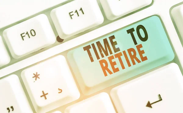 Koncepcyjne w zapasie pismo, pokazuje czas do przejścia na emeryturę. Biznesowe zdjęcie tekstu Take stop statusu emeryt pracuje w podeszłym wieku starego tyle. — Zdjęcie stockowe