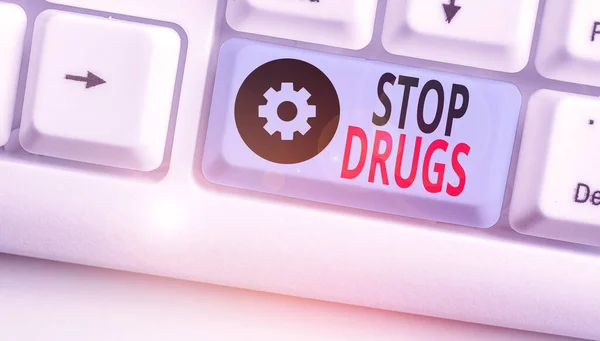 Sinal de texto a mostrar Stop Drugs. Foto conceitual põe fim à dependência de substâncias como heroína ou cocaína . — Fotografia de Stock