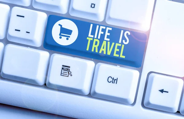Текст слова Life Is Travel. Бизнес-концепция для Exposure к многообразию достопримечательностей PC-клавиатура белого цвета с пустой бумагой над белым фоном . — стоковое фото